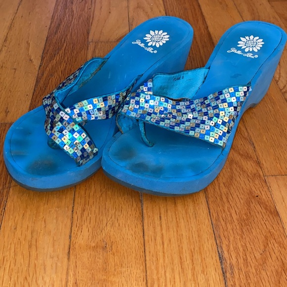 Yellow box size 8 blue sparkly flip flops - Picture 2 of 4